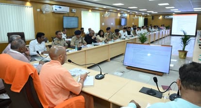 Yogi In Kanpur In meeting CM said People should not face any problem helicopter landed on the wrong helipad