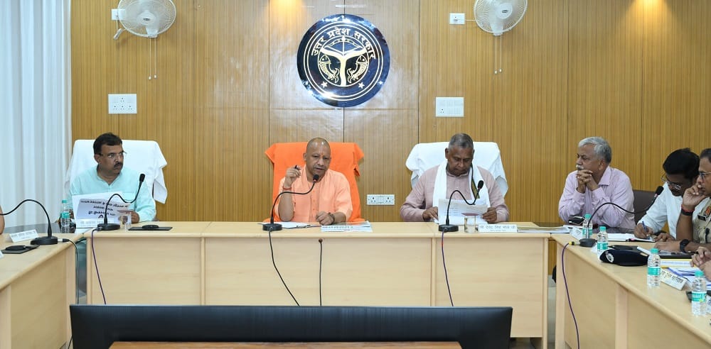 Yogi In Kanpur In meeting CM said People should not face any problem helicopter landed on the wrong helipad