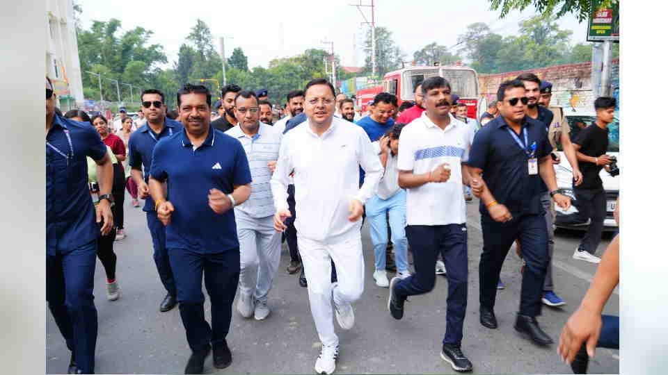 Dehradun news CM Dhami flagged off Ahilya Smriti Marathon also ran with the youth