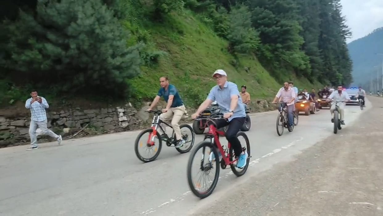 Pahalgam: Umar invited tourists by riding a bicycle and Farooq by riding a golf stick; said Pahalgam is the mo