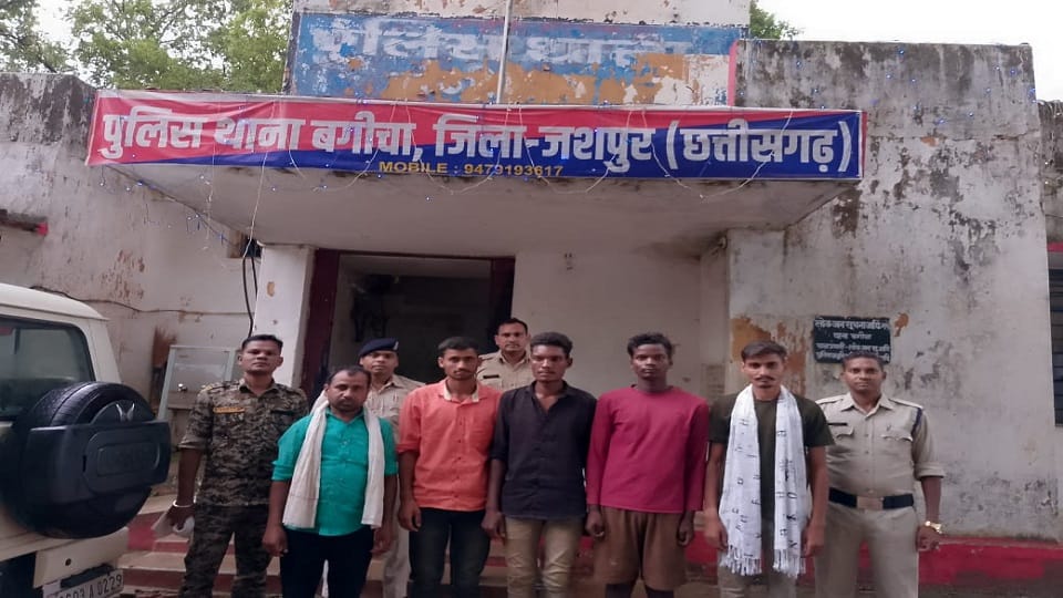 Five accused arrested for making obscene comments on village women and making video viral in Jashpur