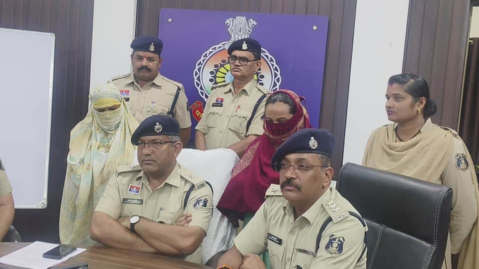 पुलिस की गिरफ्त में महिलाएं