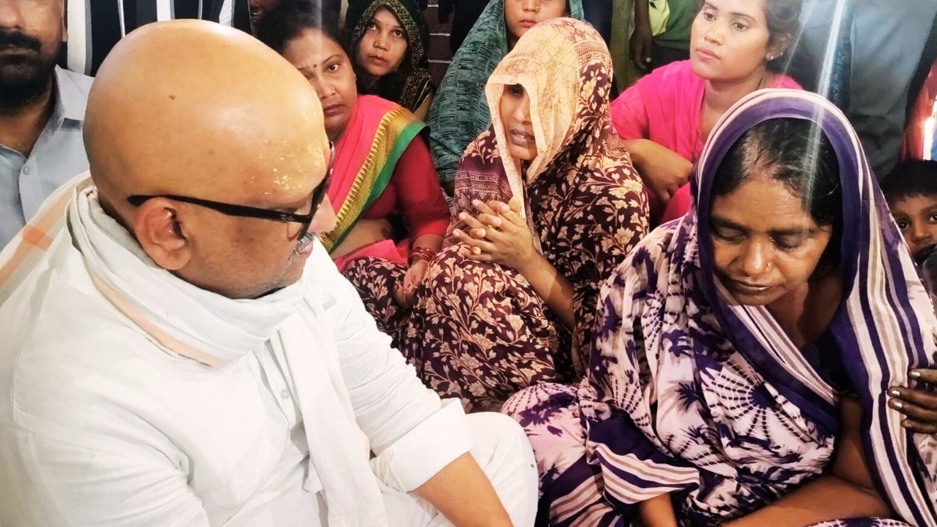 UP Triple murder Tears of women not stopping children are sobbing State President of Congress meets family