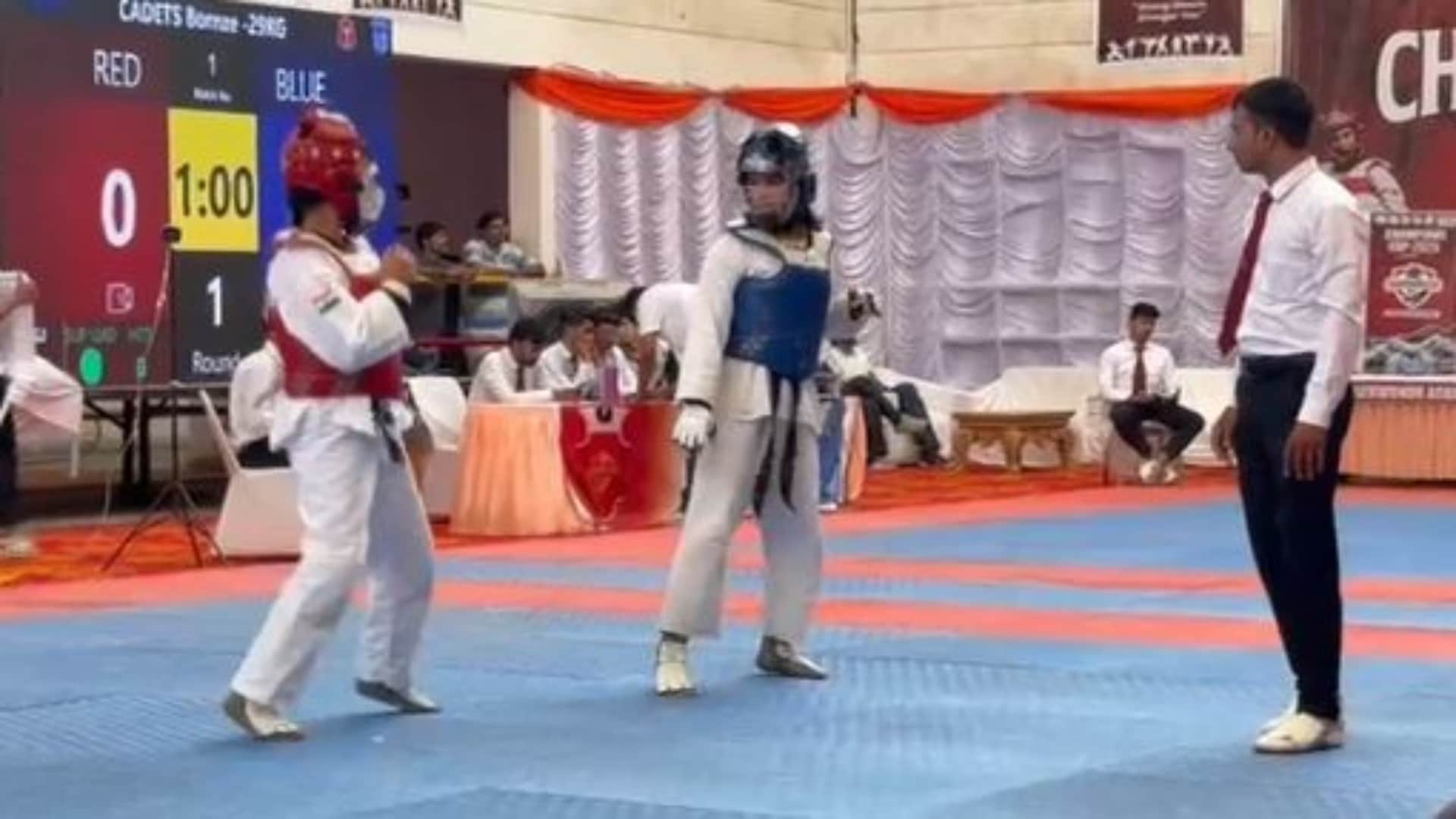 नीली ड्रेस में भार्गवी