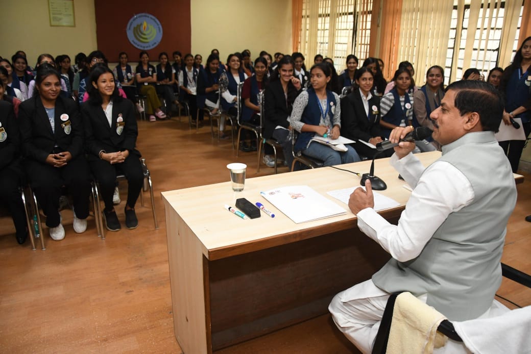 'CM's School': Class held in Women's Polytechnic College, filled with enthusiasm by mentioning Devi Ahilya and