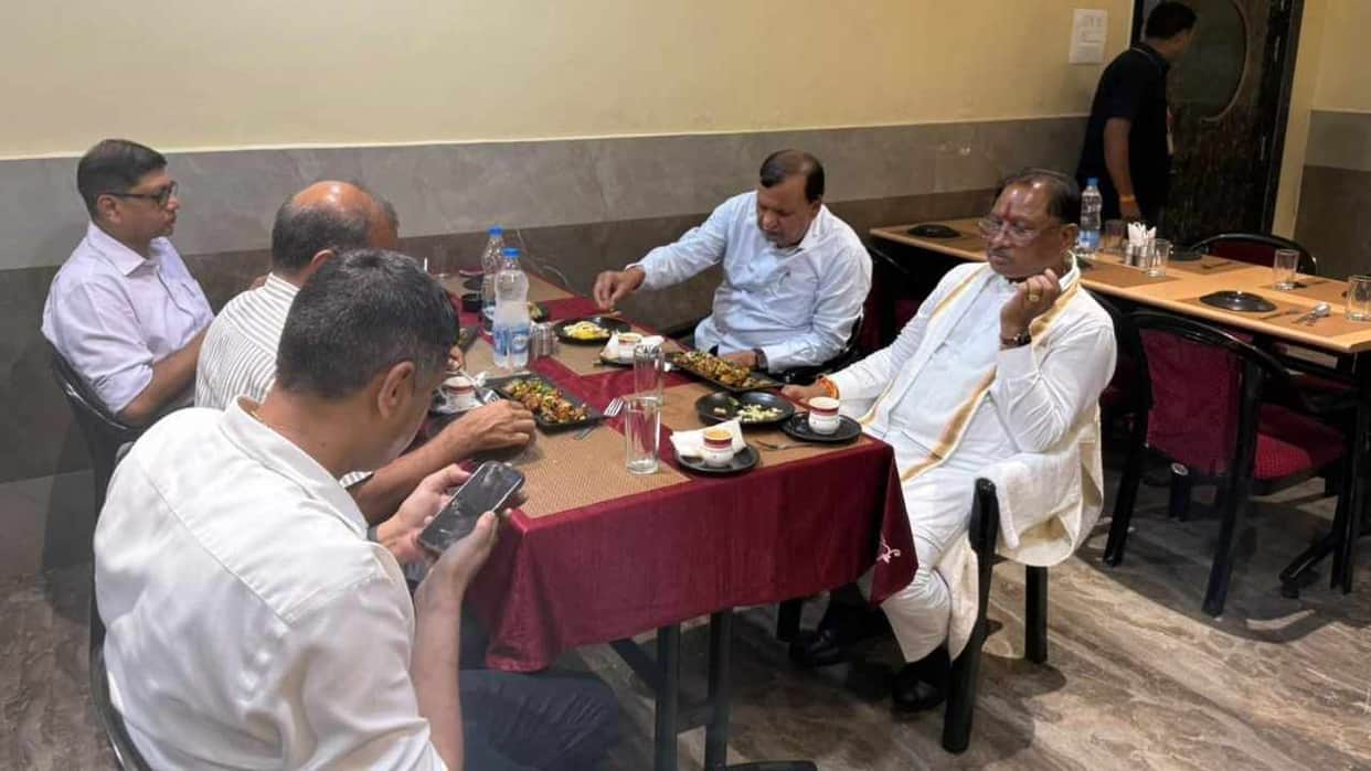 Chief Minister Vishnu Dev Rai ate food at dhaba While returning to Raigarh