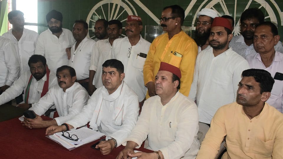 Meerut: SP District President called his own party leaders thieves, took the names of Shahid Manzoor, Atul
