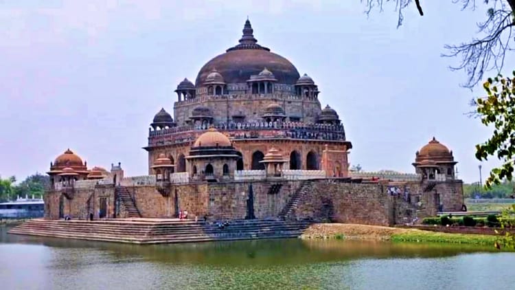 Bihar News: शेरशाह सूरी मकबरे पर अश्लील हरकत का वीडियो आया सामने, पुरातत्व विभाग ने शुरू की जांच