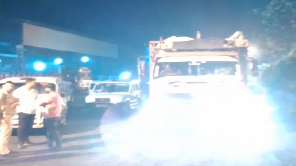 Muzaffarnagar: A vehicle bound for Nepal reached the steel factory, raided and seized goods worth 2.80 crore