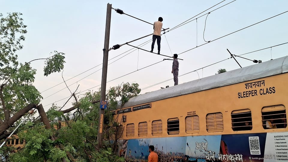 Bijnor: Trees fell on the train, power lines broke and fell, stampede due to fear of electrocution