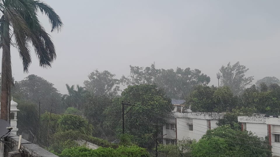 UP: Heavy rain in Moradabad division... Temperature dropped by ten degrees, people got relief from heat