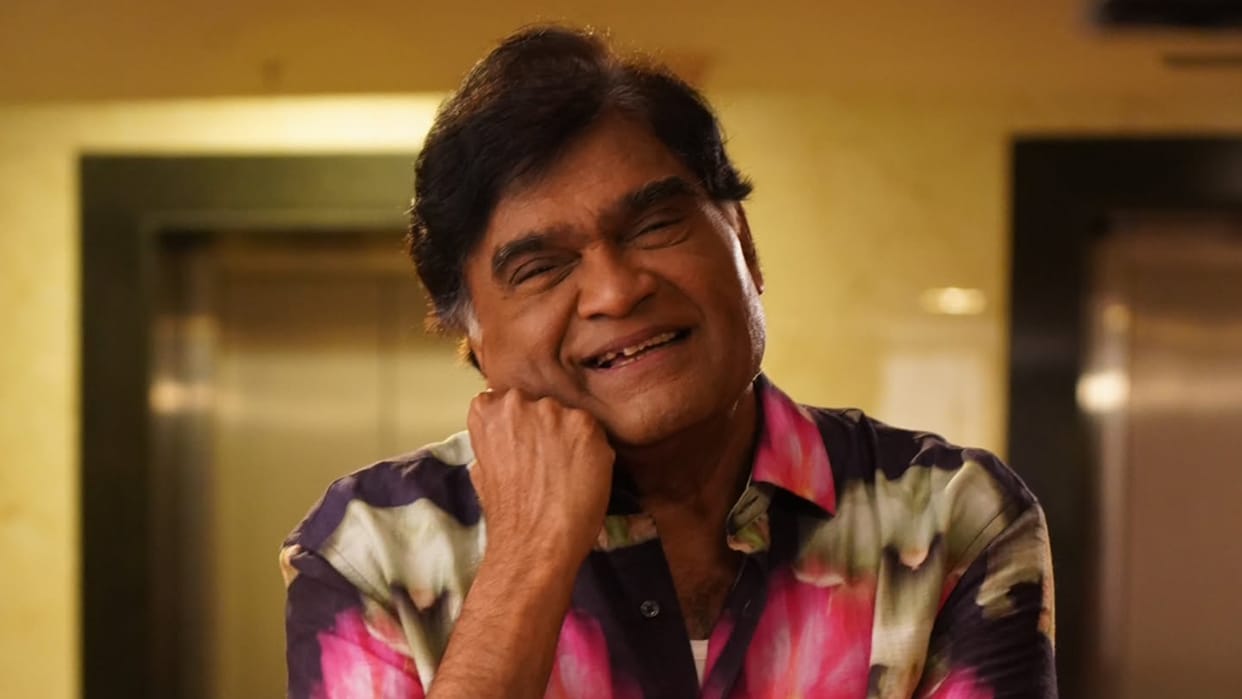 Flight captain warmly welcomed Padma Shri Awarded Actor Ashok Saraf
