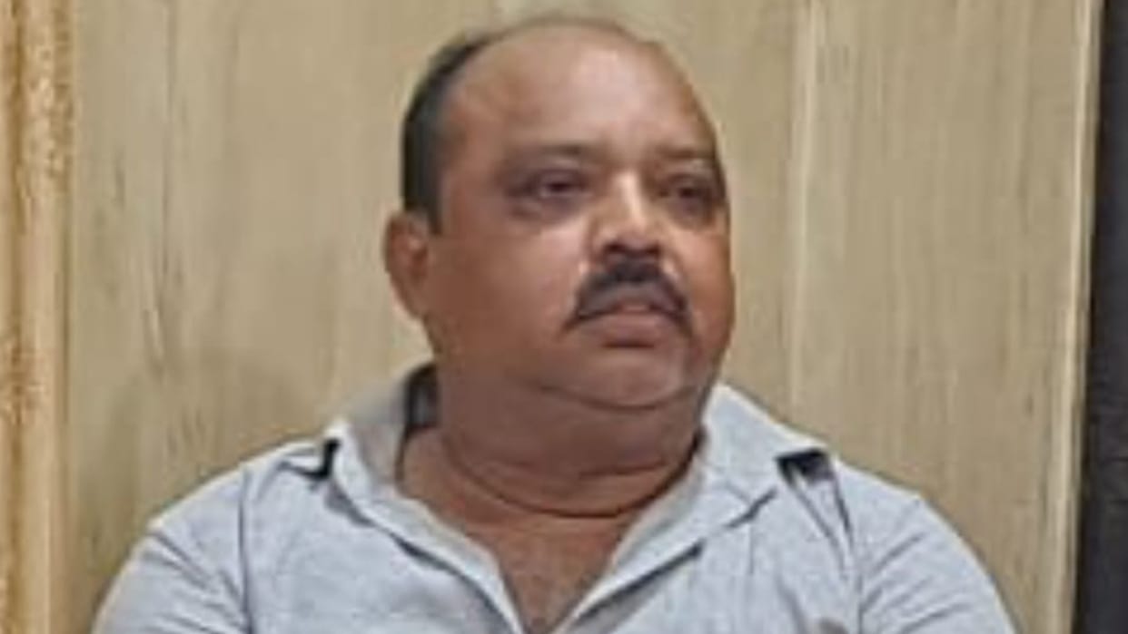CMO office clerk arrested for taking 17 thousand rupees in Budaun