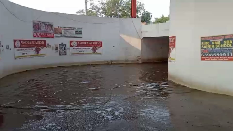 Meerut: Waterlogging in Kankarkheda railway underpass, 30 thousand people affected