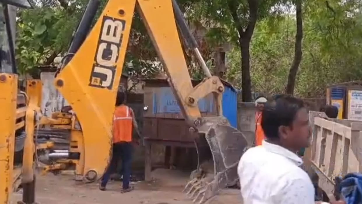 JCB used illegal construction 85 encroachments demolished Sultanpur road