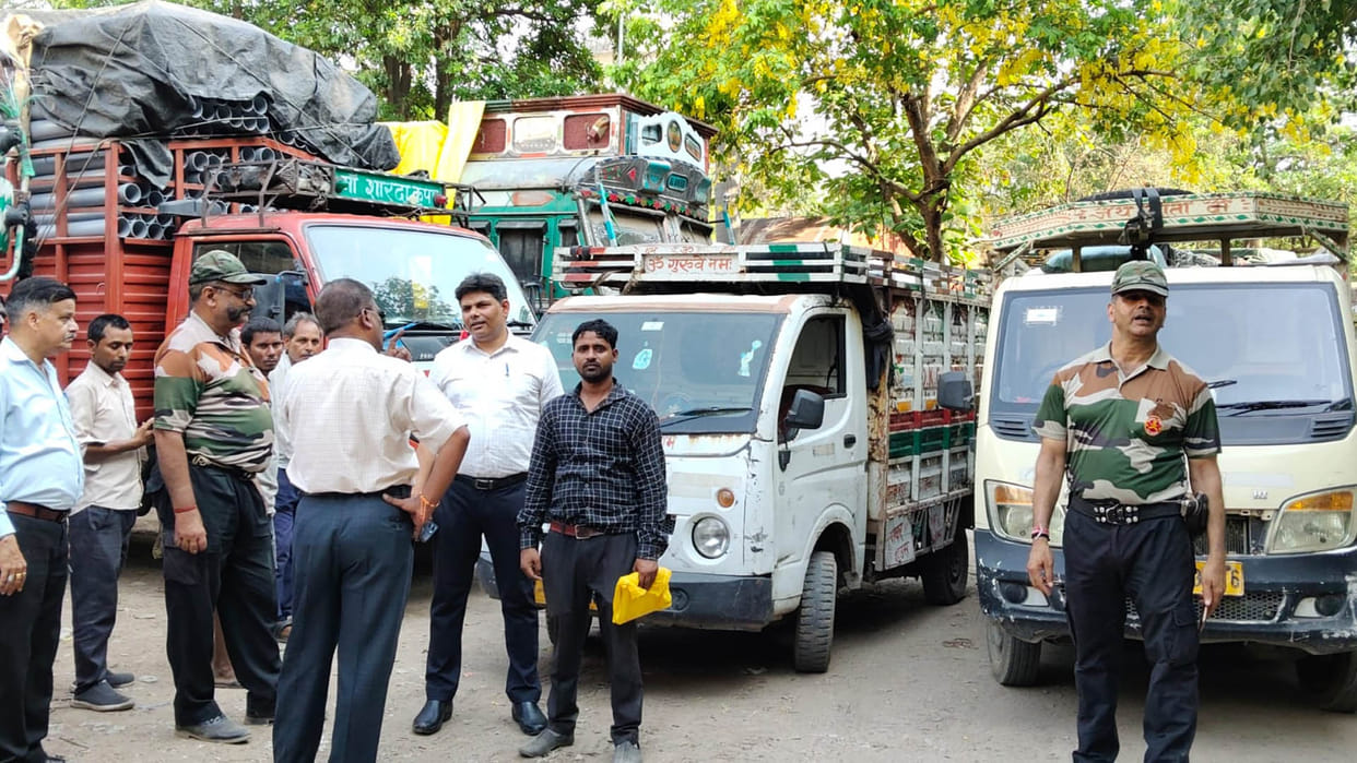 Kanpur: Banned polythene worth lakhs found along with grocery items in the car