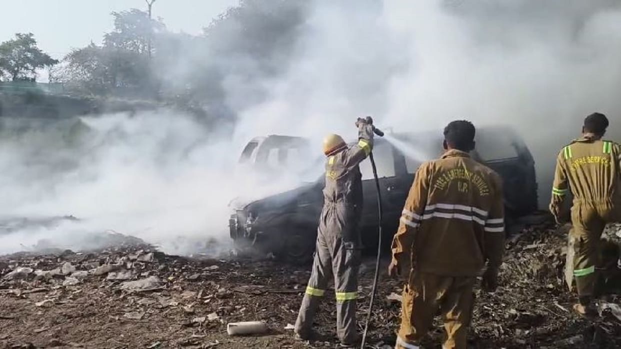 Junk vehicles caught fire in shahjahanpur