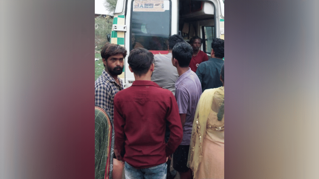 young man died and eight children were injured due to lightning in Bhatapara