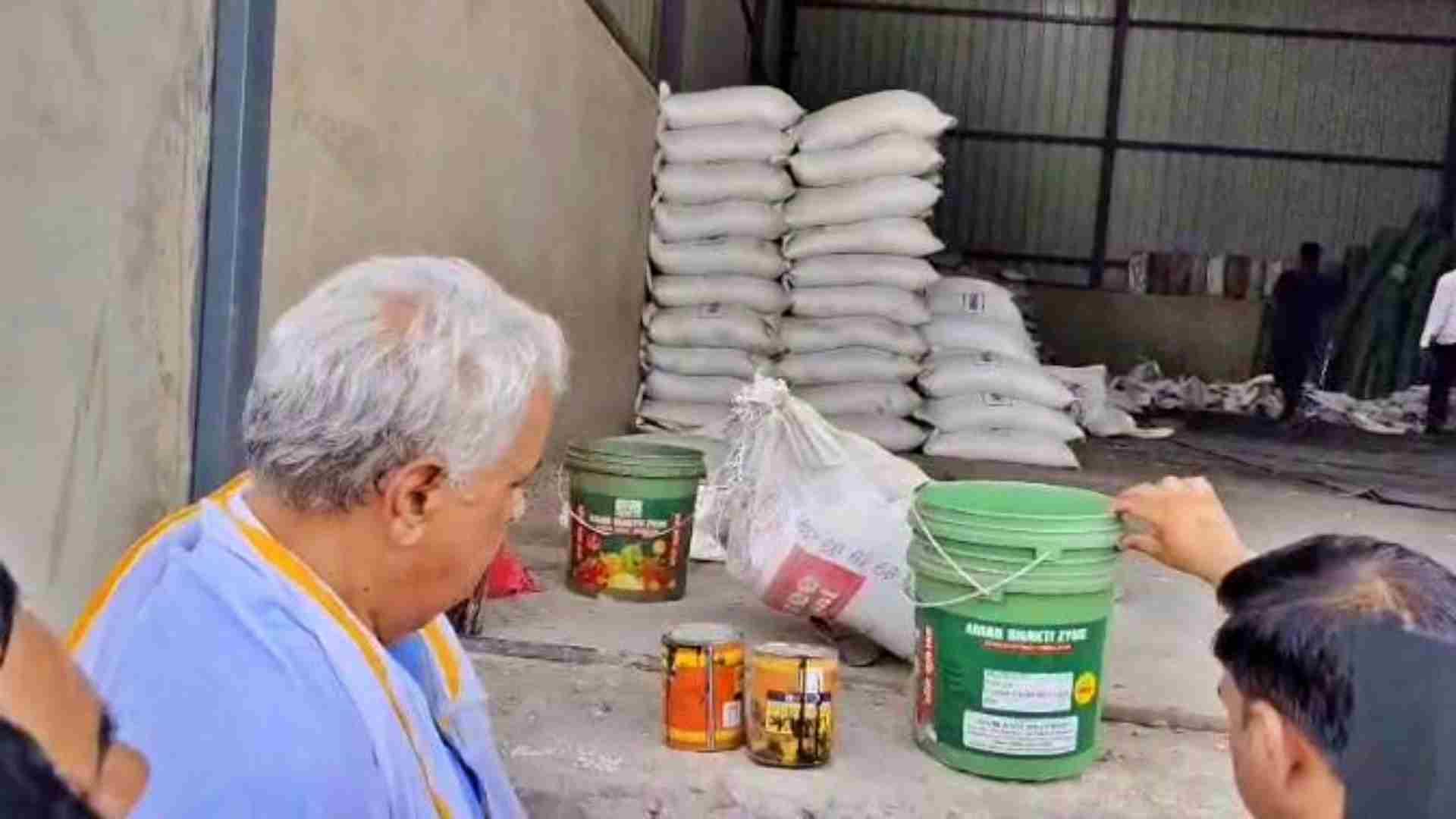 गोदाम पर पहुंचे मंत्री किरोड़ी लाल मीणा।