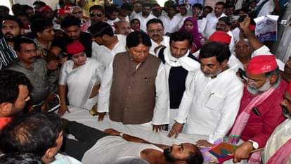 घायल मीट व्यापारी का हाल जानते सपा सांसद रामजीलाल सुमन