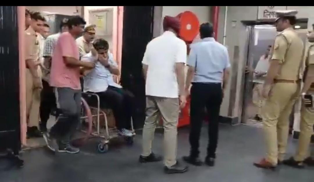 Lucknow: IRS Gaurav Garg attacked in Income Tax office, Assistant Commissioner Yogendra Mishra beat him up in