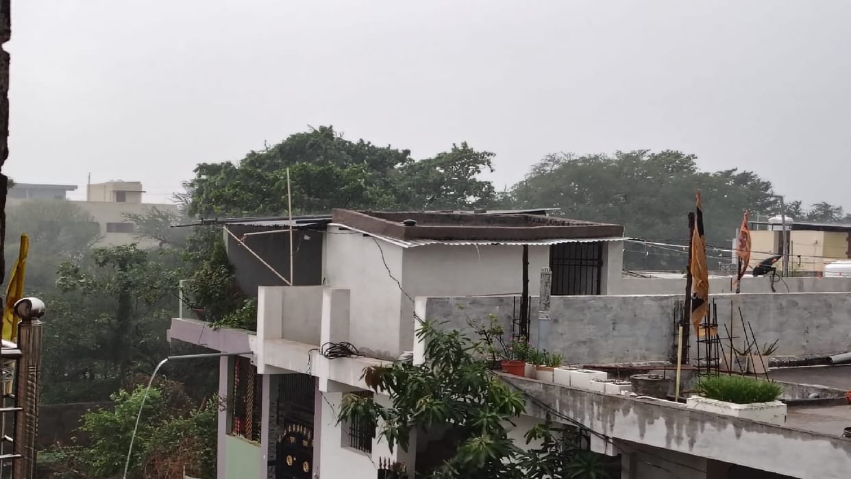 Heavy rain with thunder and lightning in Raipur, Meteorological Department issued alert in many districts