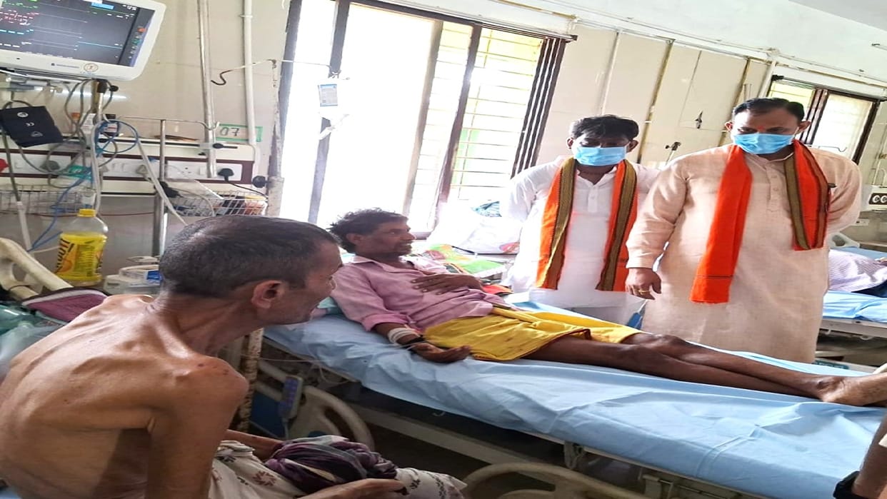 CG: Health Minister Jaiswal conducted a surprise inspection of the district hospital, reviewed the facilities