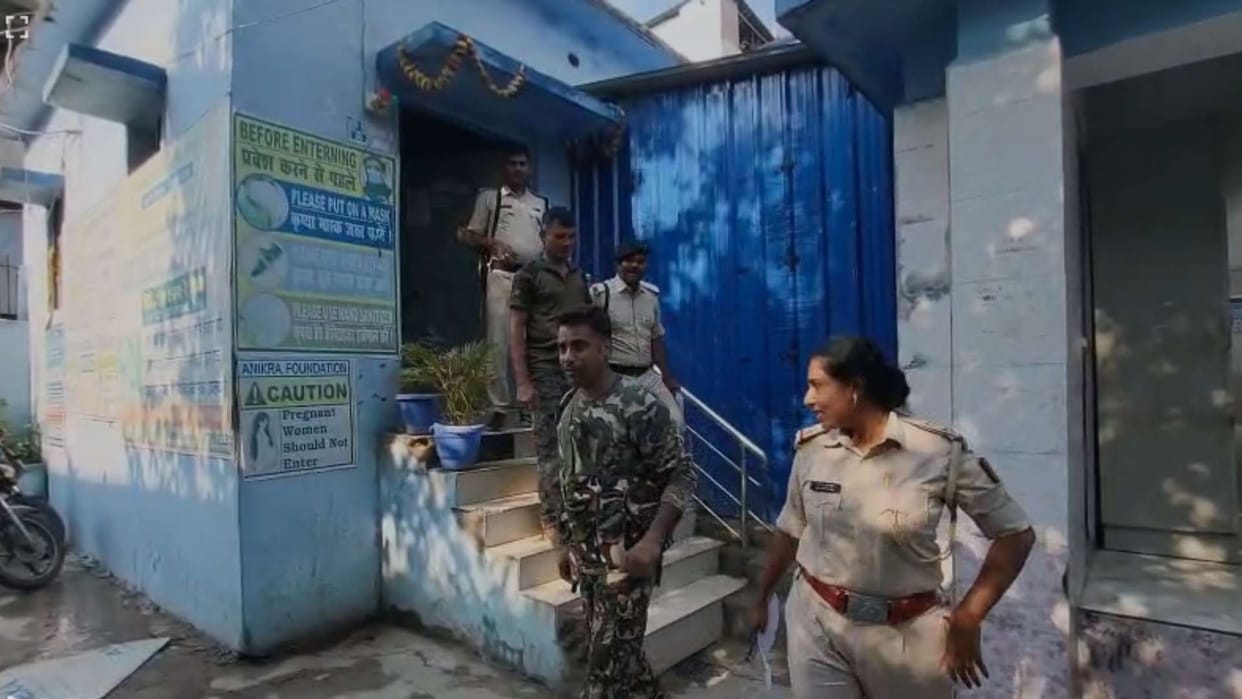 police team attacked jahanabad 6 injured suspect on run