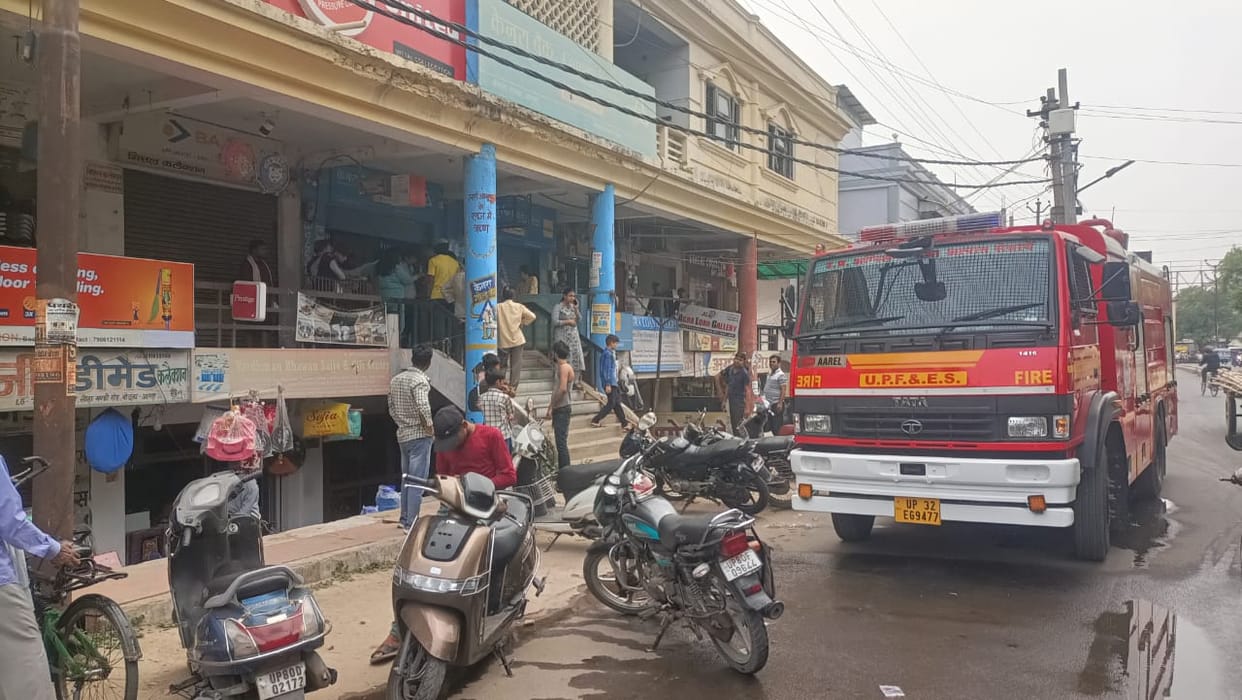 Fire in Canara Bank agra due to short circuit