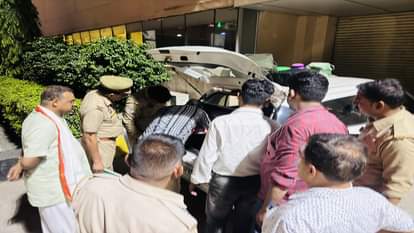 कार से नोट निकालते आयकर अधिकारी