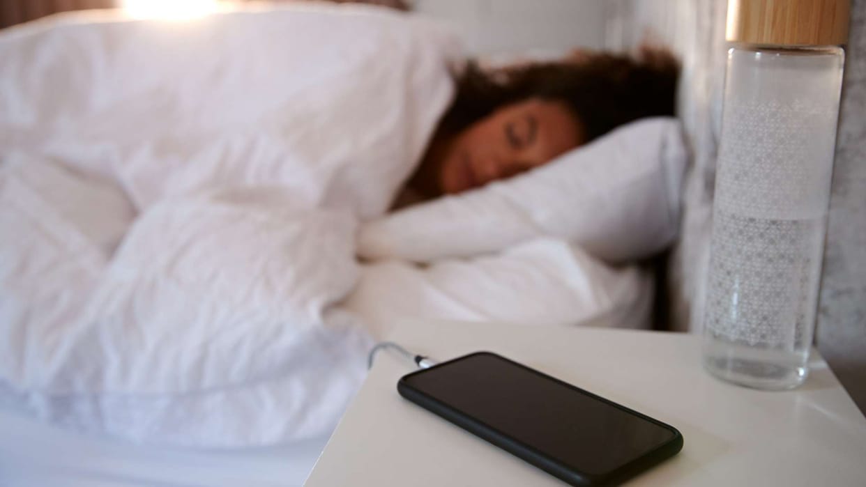 Astro Tips for Mobile Phone Vastu tips for mobile Direction Improve Your Sleep Energy and Career News in Hindi