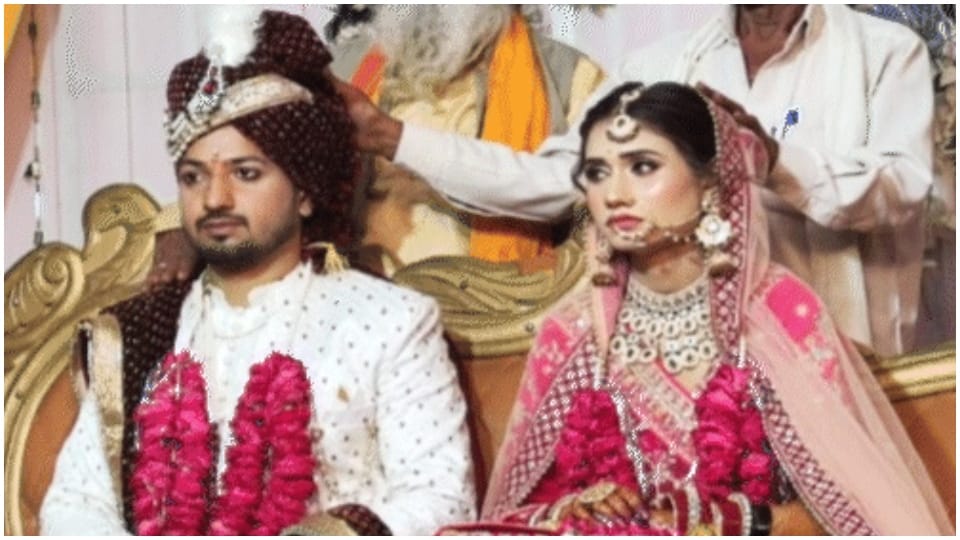 MP News Woman Falls from Train in Shivpuri Husband Rushes Her to Hospital Declared Dead on Arrival