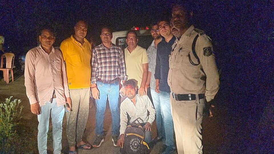 पुलिस की गिरफ्त में आरोपी