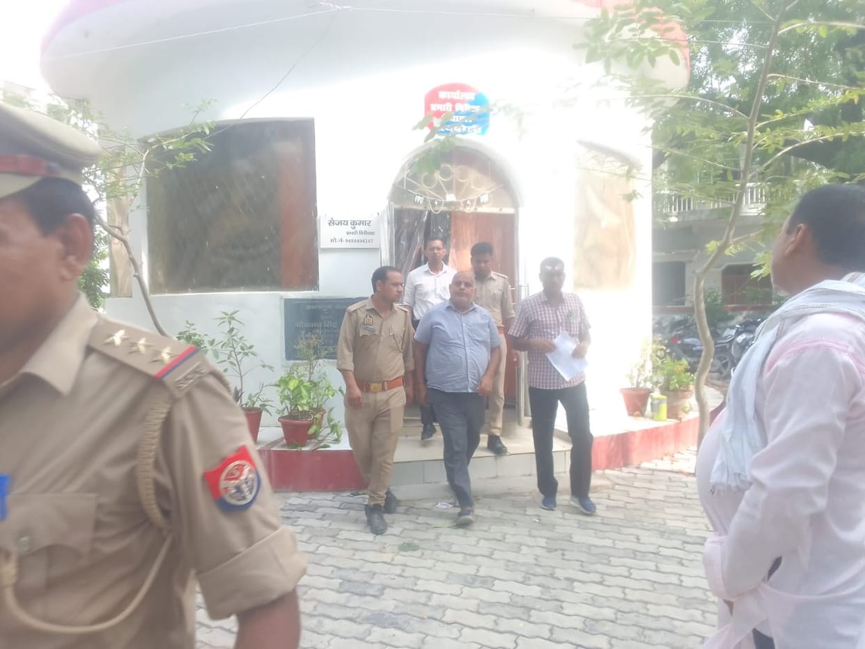 Raebareli: Anti-corruption team caught Ahlmad and private clerk red-handed while taking bribe