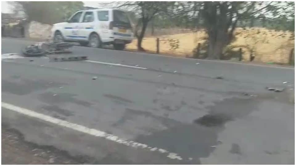 हादसे के बाद सड़क पर पड़ी बाइक।