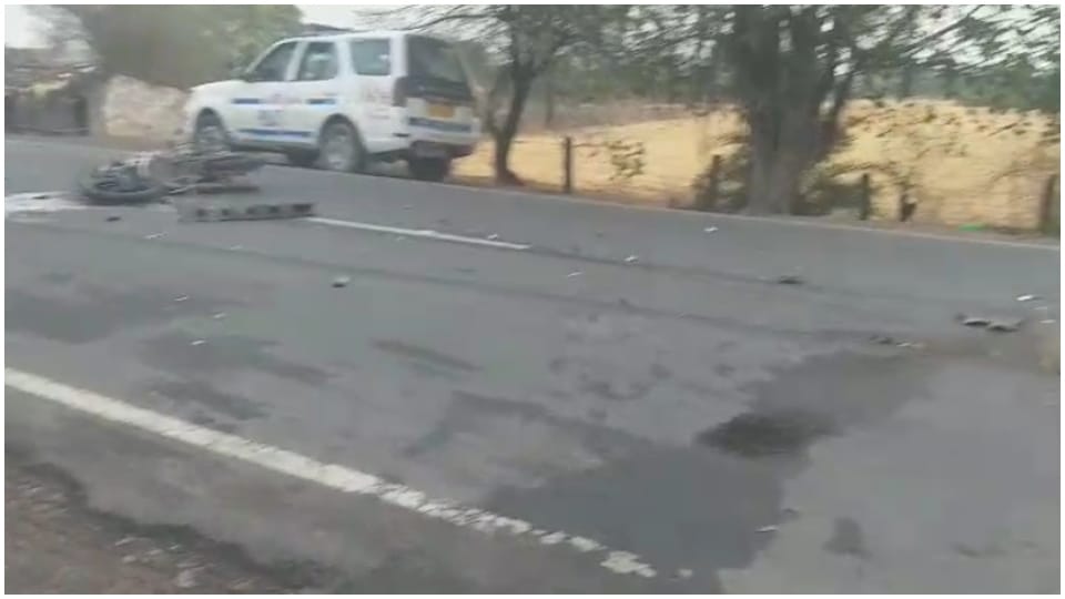 हादसे के बाद सड़क पर पड़ी बाइक।
