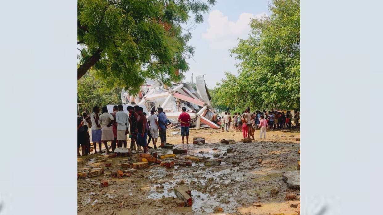 Sitapur: Water tank built under Jal Jeevan Mission collapsed, administration and police present on the spot