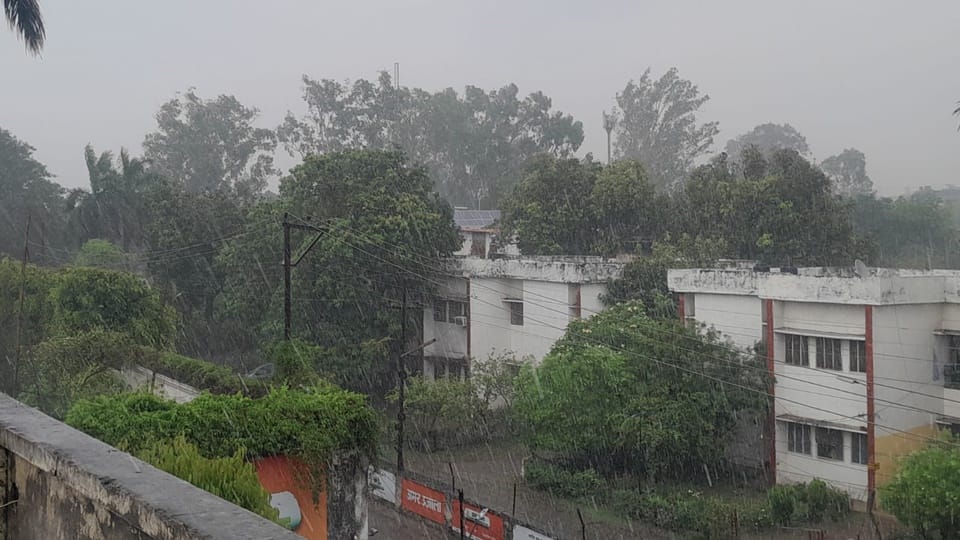 UP: Hail fell in Shravasti and Shahjahanpur, Maharajganj received maximum rainfall of 58 mm