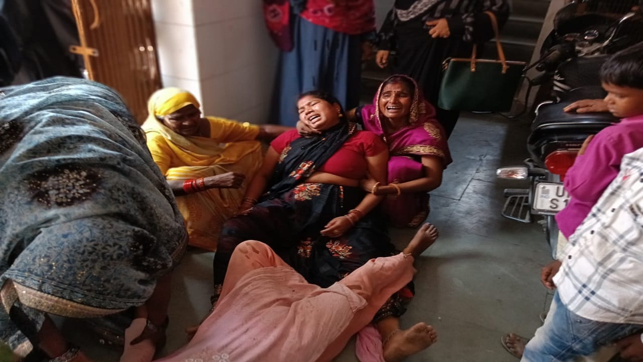 Mother murdered in front of daughter in Puranpur of Pilibhit