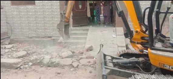 Action by Agra Municipal Corporation if ramp is not removed by themselves demolished by bulldozer