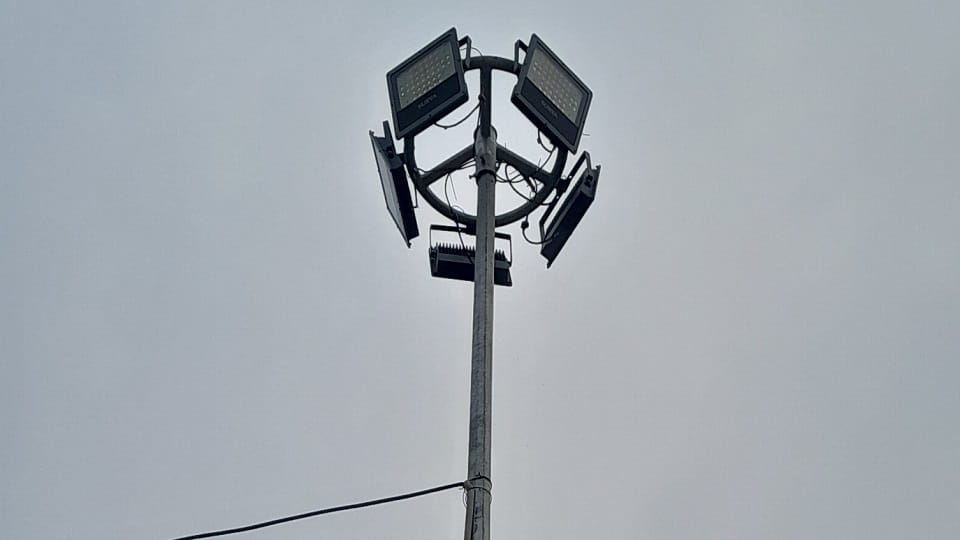 Akarabad market high mast light is damaged