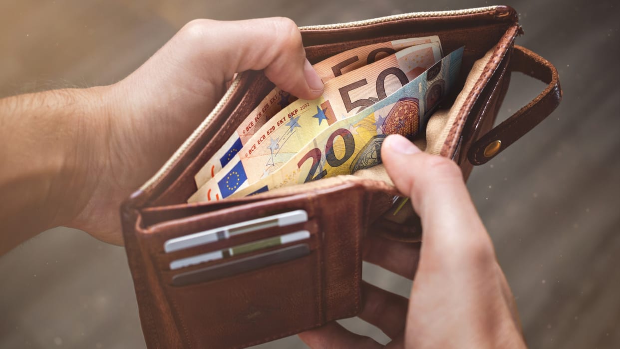Never Keep These Things In Your Purse Or Wallet According To Vastu