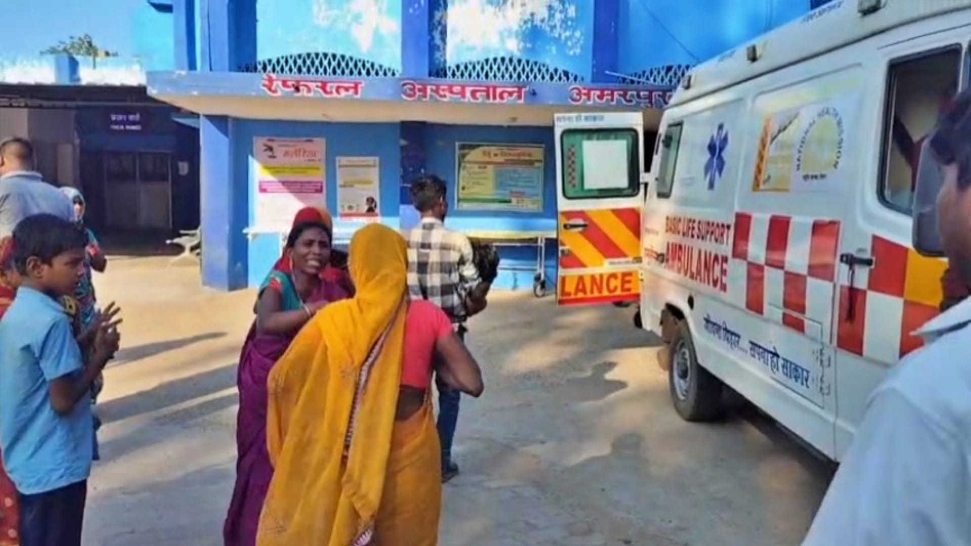 बच्चों के शवों को अस्पताल लेकर पहुंचे परिजन