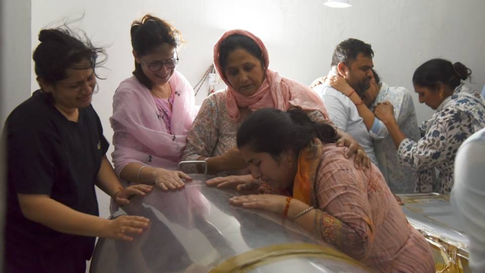 Couple and granddaughter travelling in car died in road accident bodies reached home family members broke down