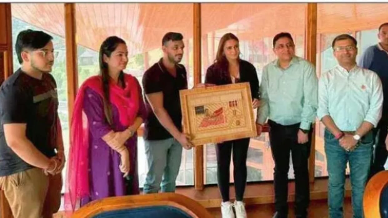 Huma Qureshi invited tourists to take a gondola ride and selfie with tourists in Patnitop