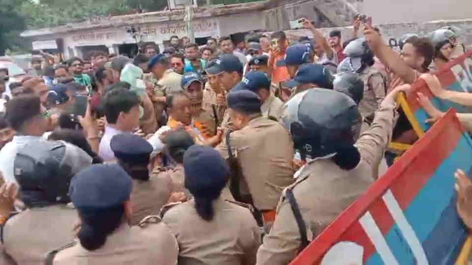 Ankita Murder Case: Chaos outside the court before the verdict, crowd tried to break the barricades and enter
