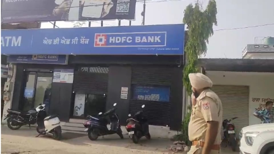 Bank robbery at gun point in Phagwara crime news