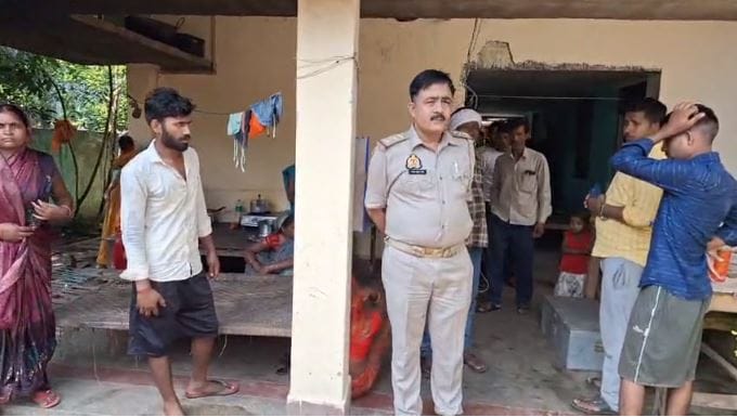 Lakhs stolen from village Pradhan house in sonbhadra Thieves stole cash and jewellery
