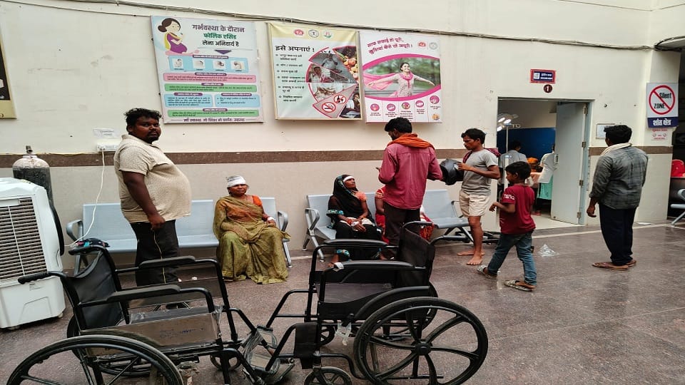 Goods carrier vehicle lost control and overturned 21 people injured in the incident in Gaurela Pendra Marwahi