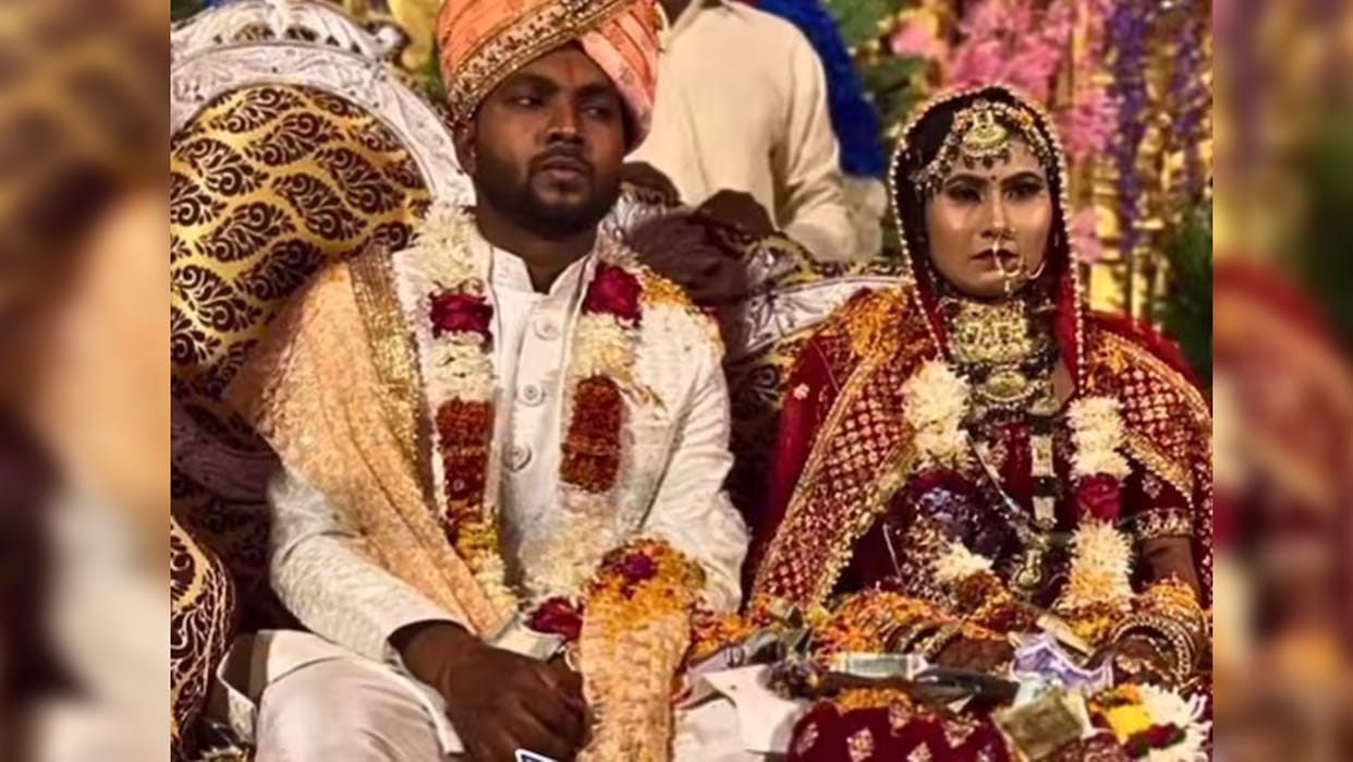 viral Video groom steal money from bride on stage in wedding without getting noticed funny video